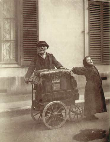 atget-1898-organ_grinder